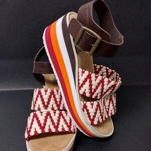 - MUKL UKS - WOMEN'S GROOVE MUSIC PLATFORM  SANDALS SIZE : 7